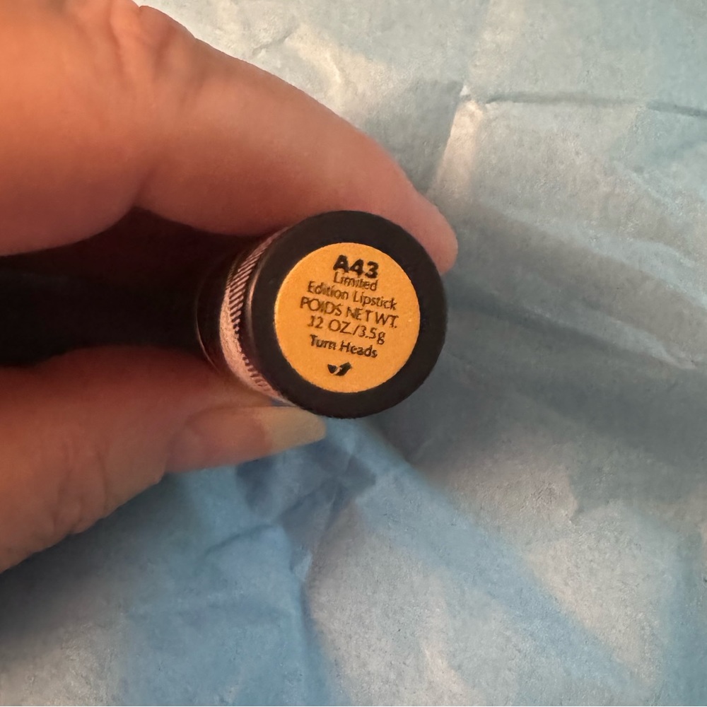 NEW Estée Lauder Limited Edition lipstick - Picture 3 of 4